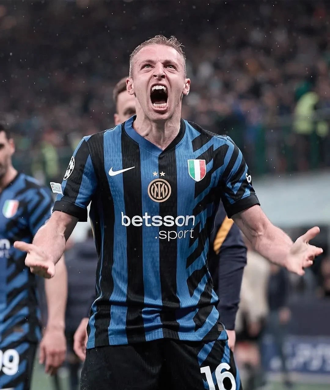 包含国际米兰大将因伤缺席，对球队打击颇大的词条