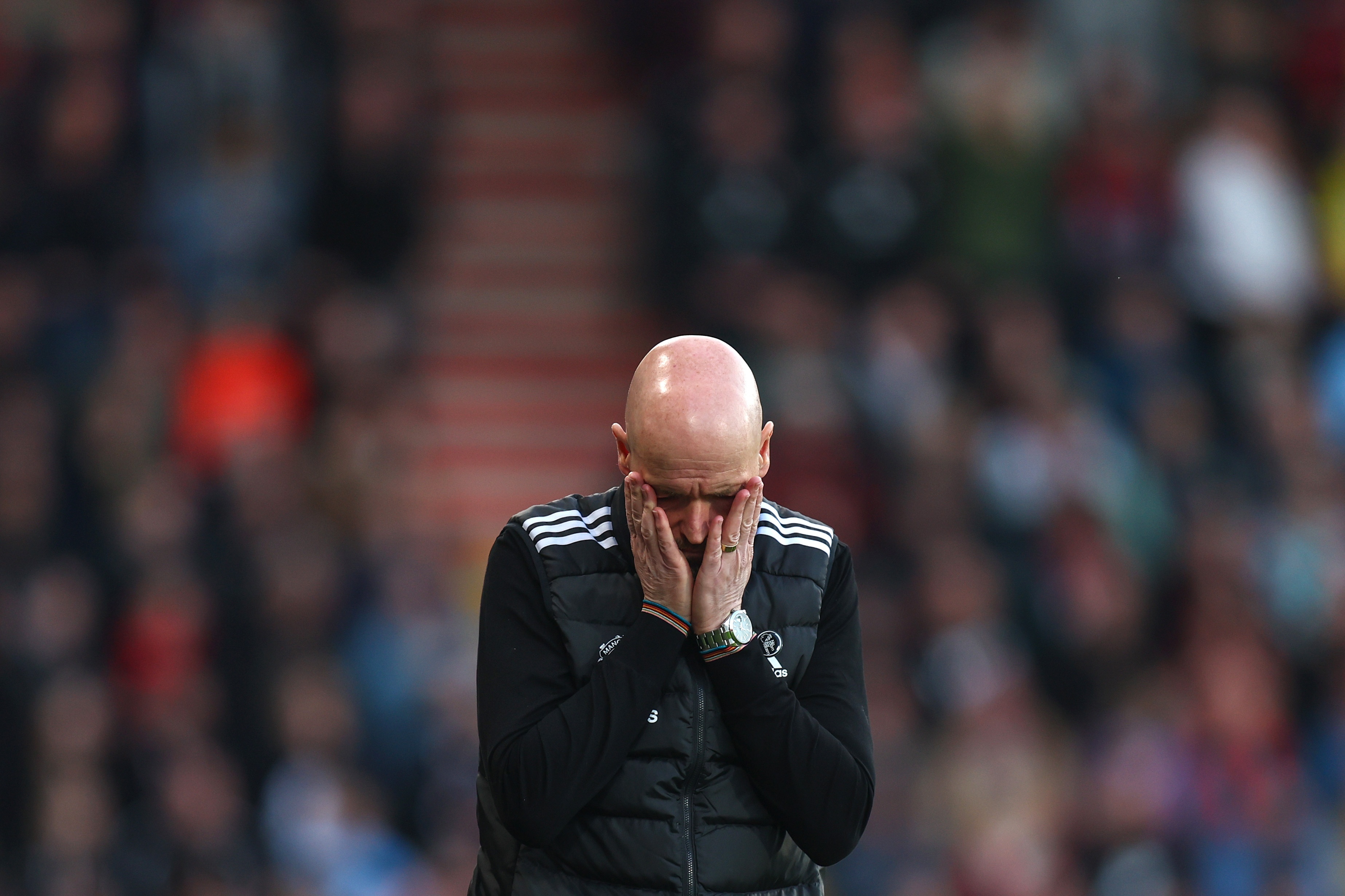 开云官方app入口-包含曼联后卫防线崩溃，失误连连引发负面评价的词条