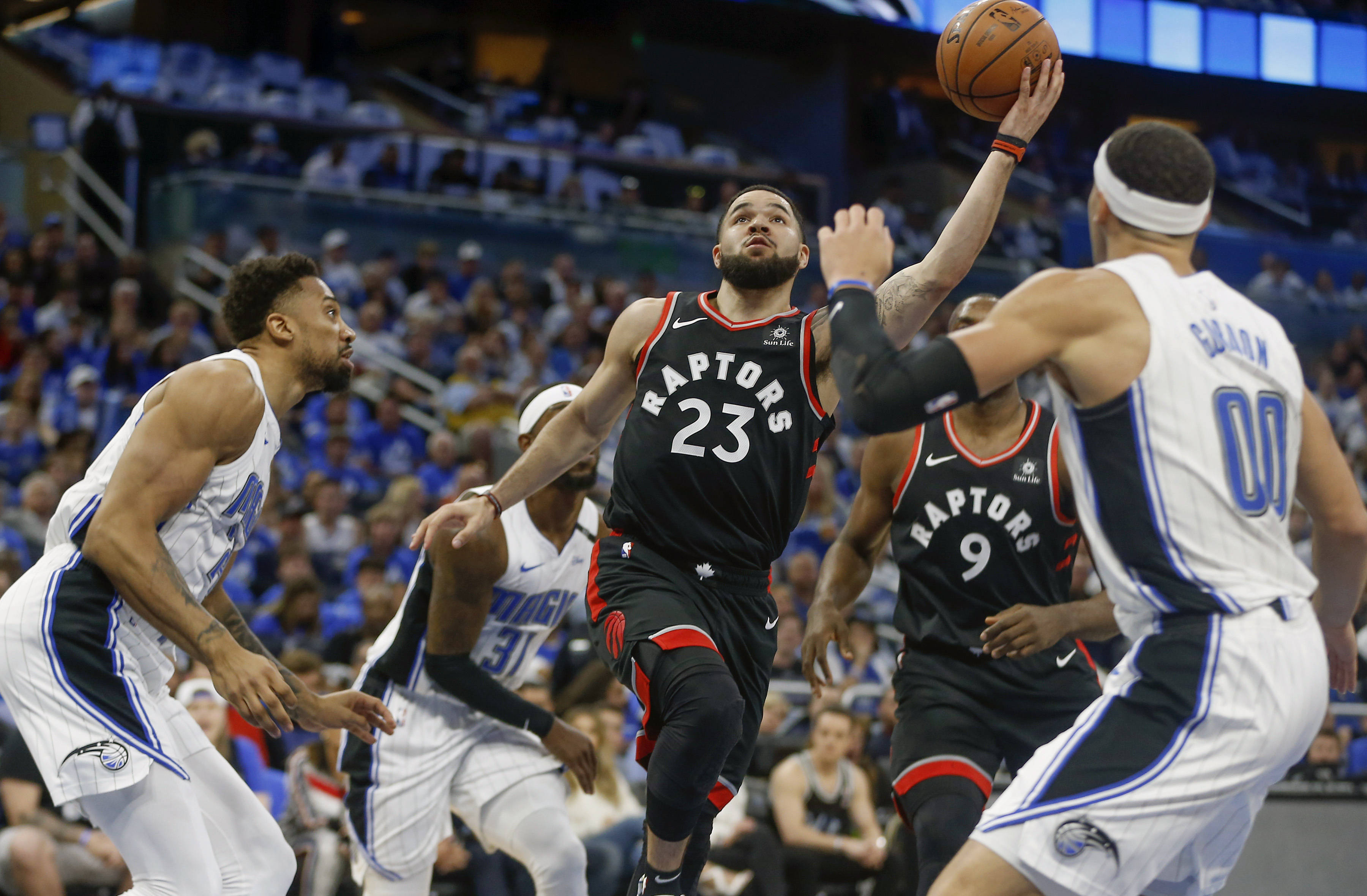 开云体育在线-黄蜂队主场险胜猛龙，球迷欢呼连连的简单介绍