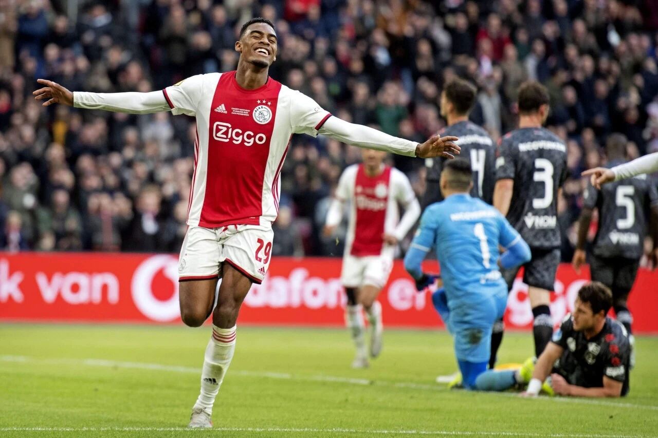 关于阿贾克斯赢得关键胜利，晋级下一阶段的信息