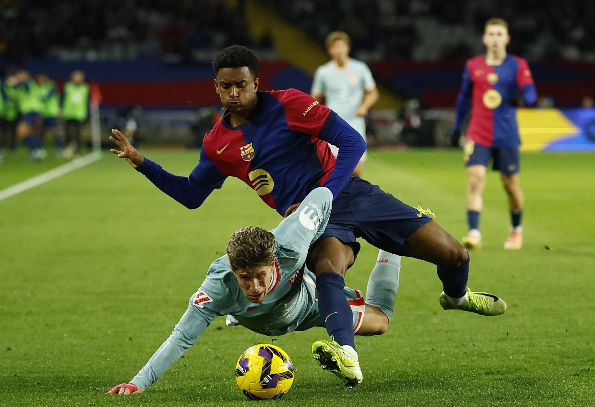 包含巴塞罗那遭遇逆转，客场失利的词条