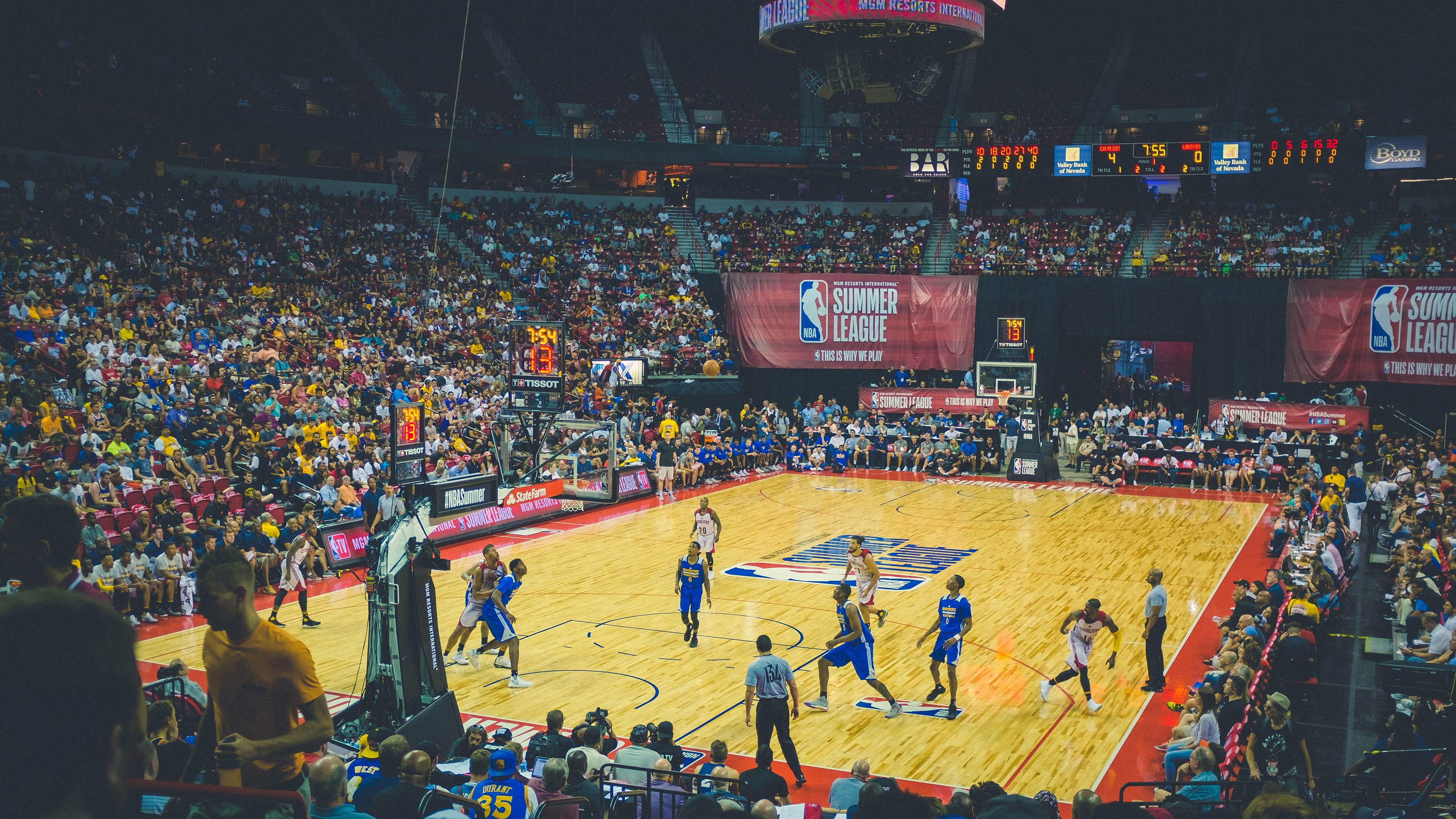 赛道与球场，当F1争冠焦点战遇上独行侠的迈阿密征服