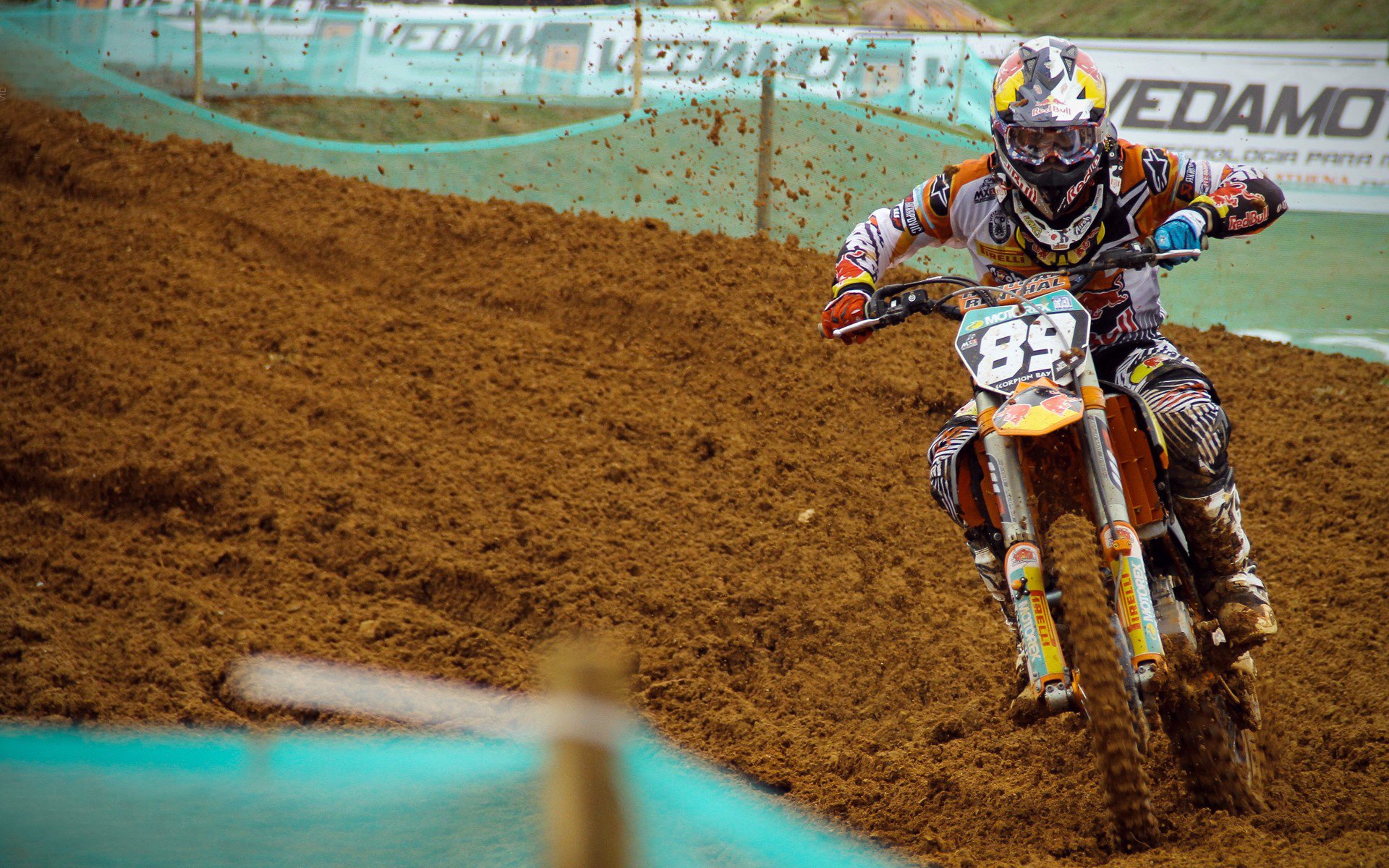 赛道传奇，阿斯顿马丁鏖战雷诺，佩雷兹刷新纪录之夜